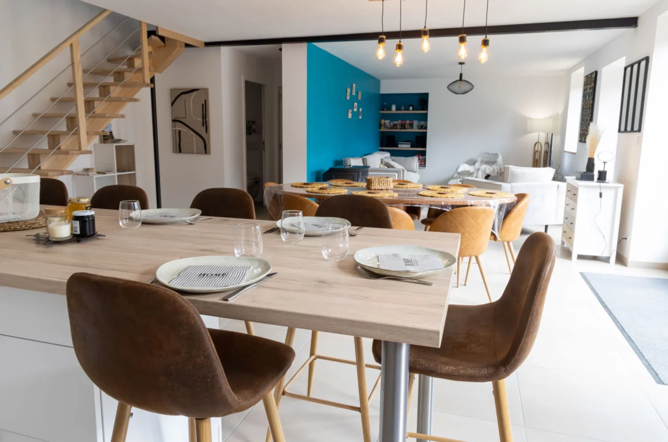 Espace cuisine et salle à manger ajouré et spacieux au gite de charme le Crespin en Lozère