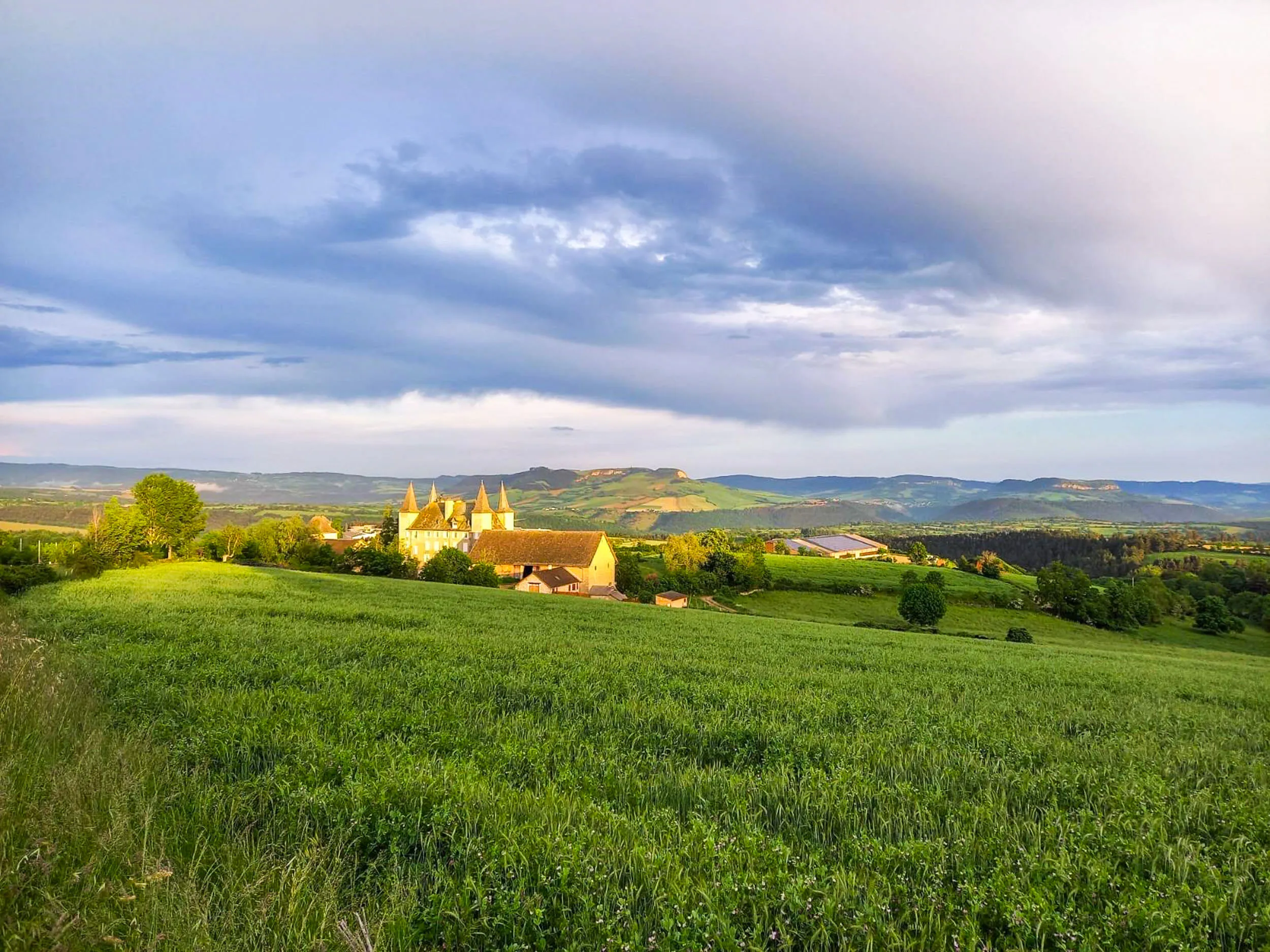 Vue lointaine sur le Gite de France Le Crespin en Lozère